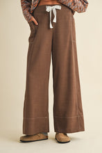 Load image into Gallery viewer, Stretch Contrast Stitch Wide Leg Cropped Pants
