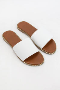 TIP EMBELLISHED EDGE SOLE SANDAL IN WHITE