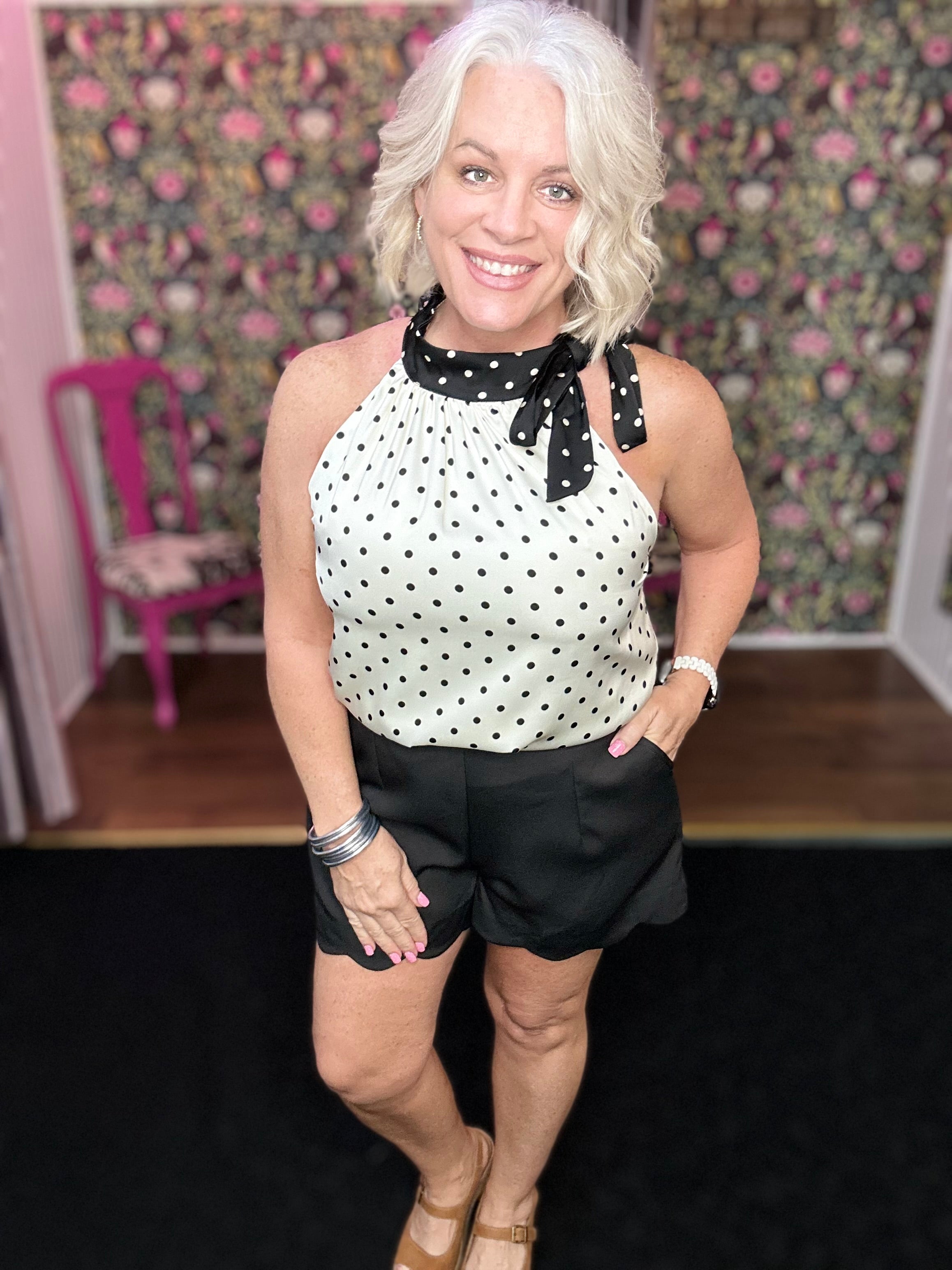 Black Solid Scalloped Hem Shorts