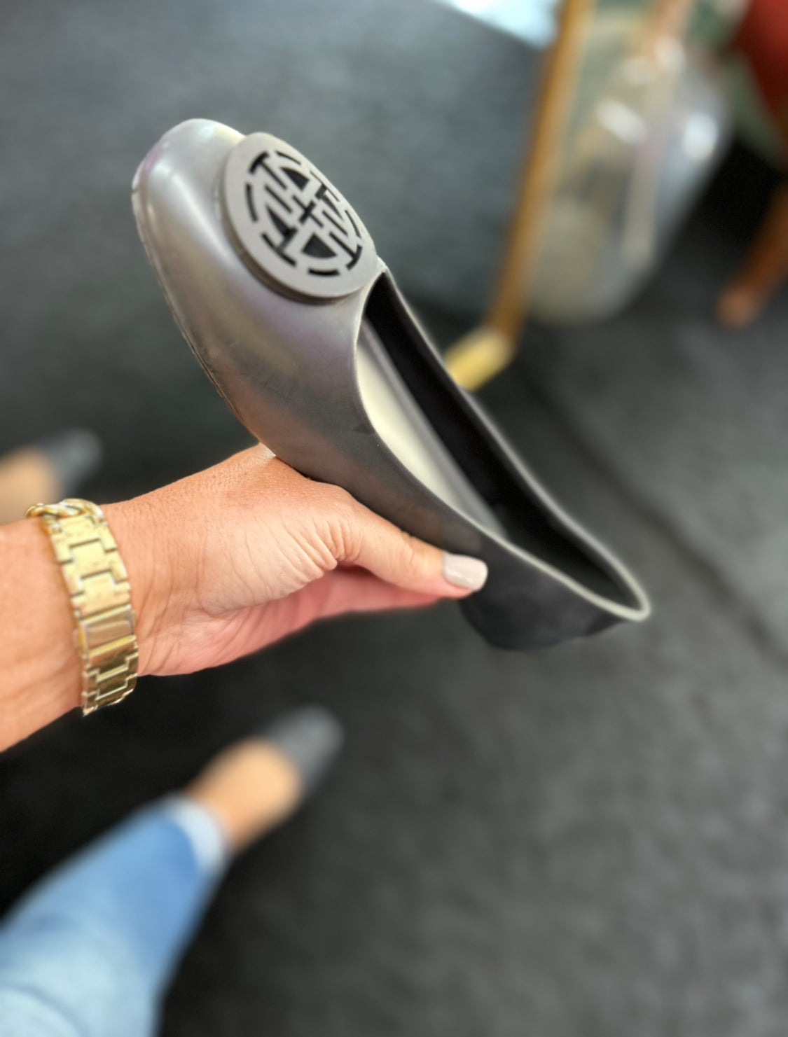 Pierre Dumas Moni MEDALLION FLAT IN BLACK