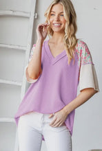 Load image into Gallery viewer, Lavender floral Color block top

