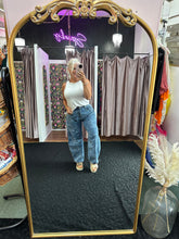Load image into Gallery viewer, FLORAL PRINT DENIM BARREL JEANS
