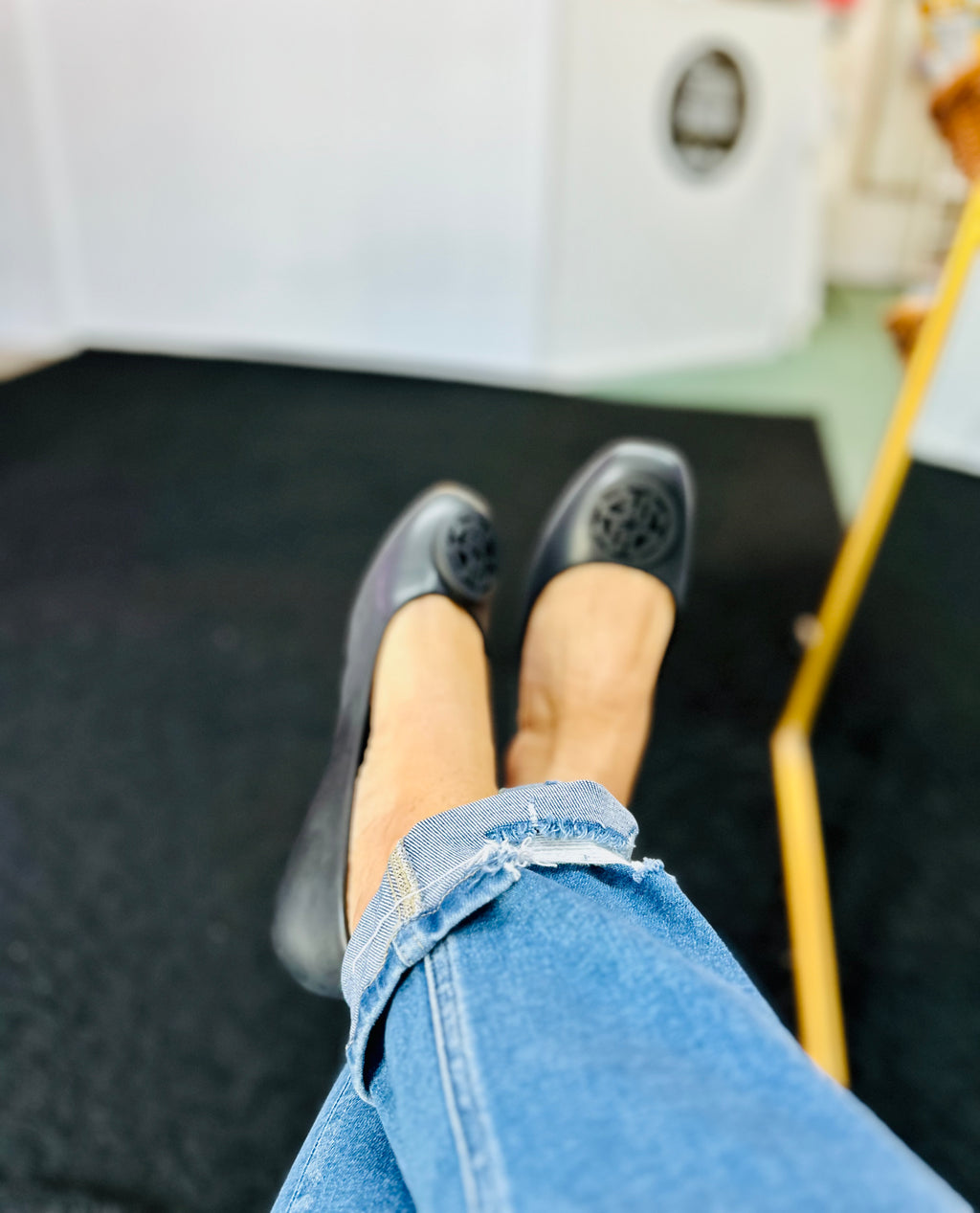 Pierre Dumas Moni MEDALLION FLAT IN BLACK