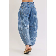 Load image into Gallery viewer, FLORAL PRINT DENIM BARREL JEANS
